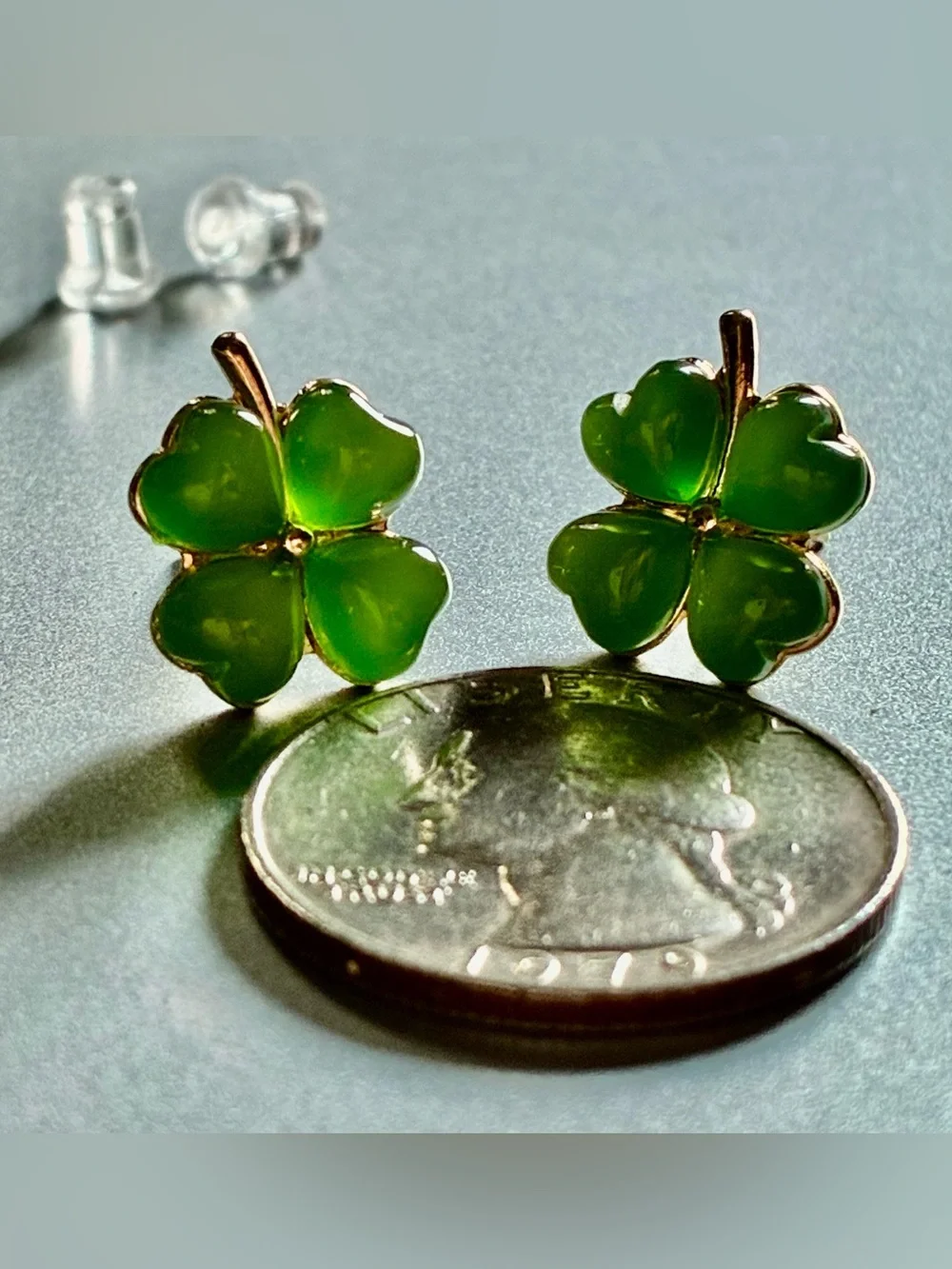 🍀 Green Lucky Four-Leaf Clover Stud Earrings with Gold-Tone - Picture 3 of 6